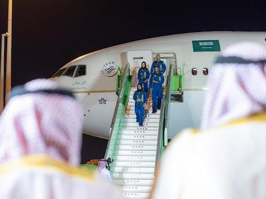 رواد الفضاء السعوديون يصلون إلى أرض الوطن