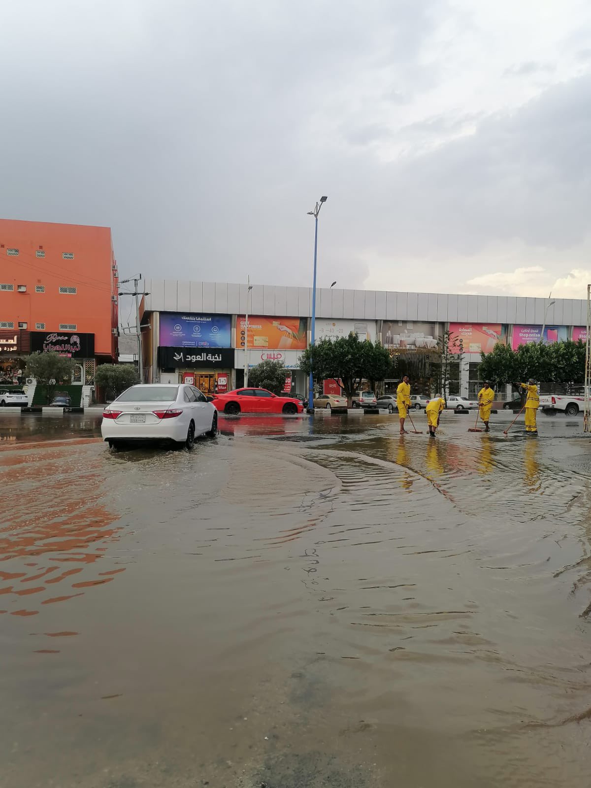 بلدية بلقرن تواصل نزح وتصريف مياه الأمطار 