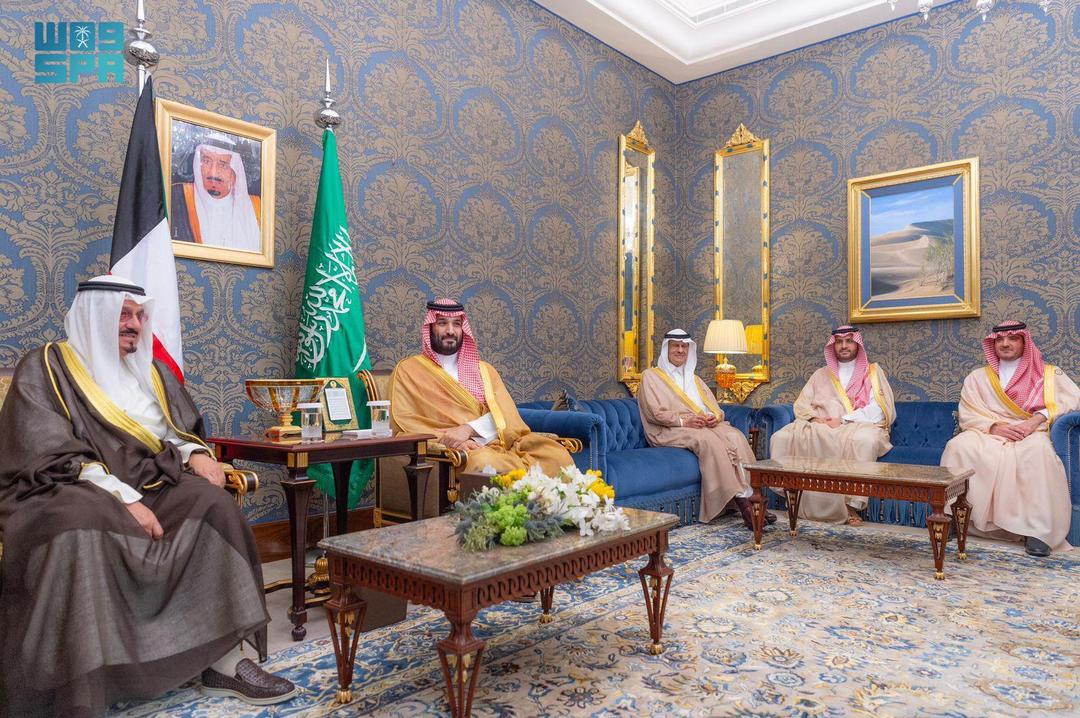 ولي العهد يلتقي رئيس الوزراء الكويتي على هامش القمة العربية في البحرين