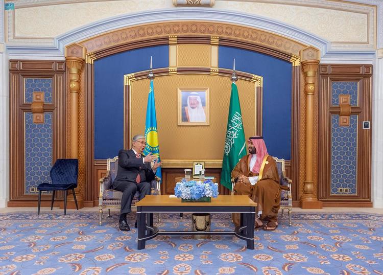 ولي العهد يلتقي رئيس كازاخستان على هامش القمة الخليجية مع دول آسيا الوسطى