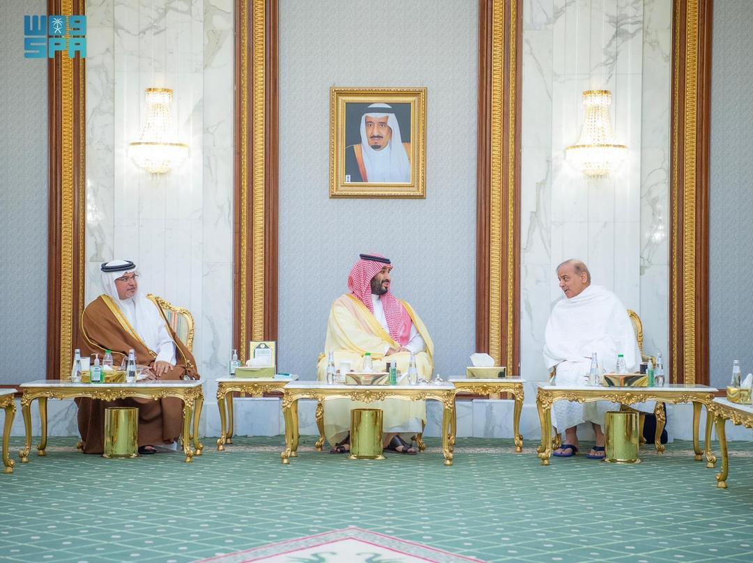 ولي العهد يستقبل رئيس وزراء باكستان بحضور ولي عهد البحرين